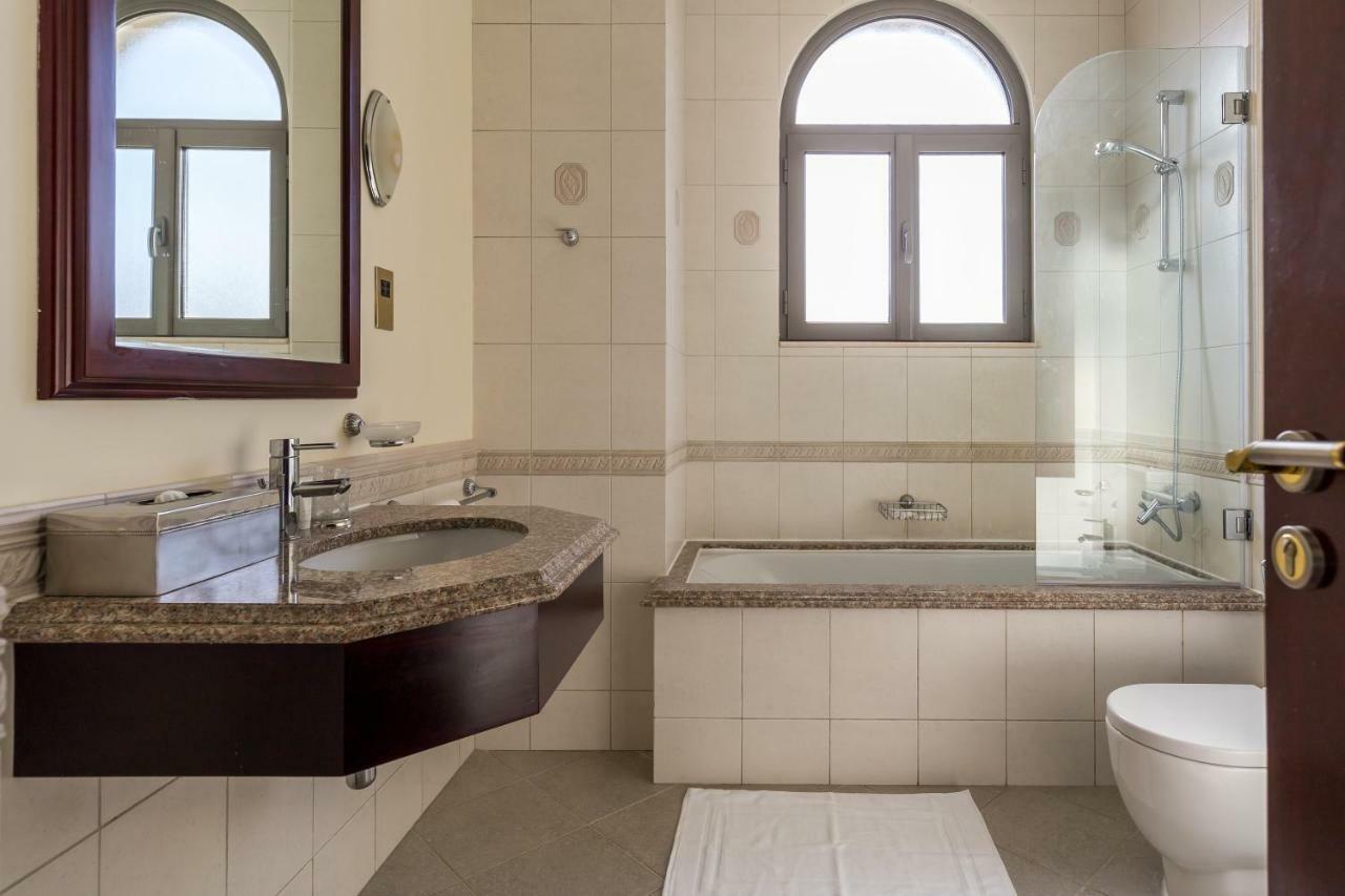 דובאי Chic 4Br Villa With Assistant Room And Private Pool On Palm Jumeirah By Deluxe Holiday Homes מראה חיצוני תמונה