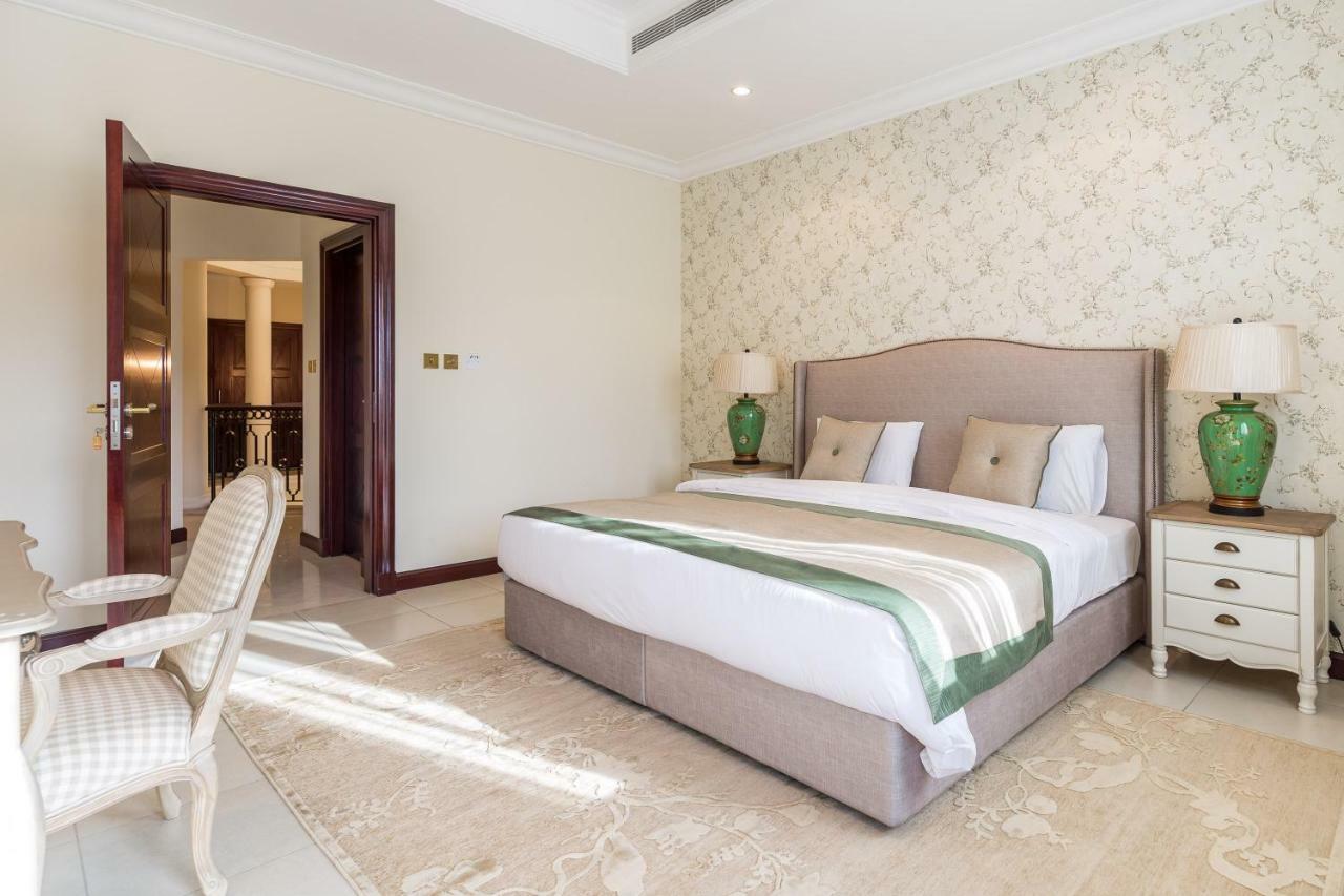 דובאי Chic 4Br Villa With Assistant Room And Private Pool On Palm Jumeirah By Deluxe Holiday Homes מראה חיצוני תמונה